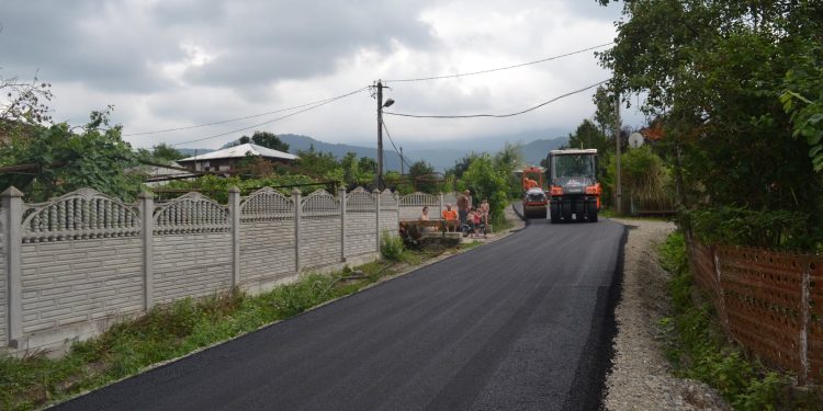 ზეინდრის ადმინისტრაციულ ერთეულში, მაღლაკელიძე-ჭელიძეების უბანში, საავტომობილო გზის რეაბილიტაცია ხორციელდება