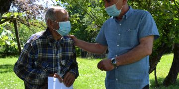 ვანის მერმა 101 წლის ივანე შარაშენიძეს 1000 ლარი გადასცა